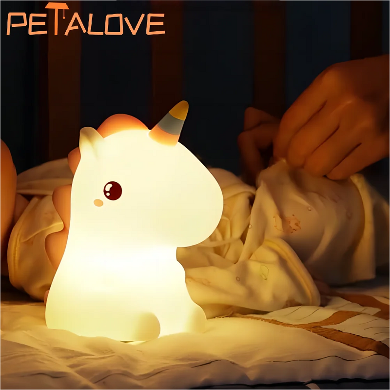 Apresentamos a encantadora Luminária Noturna de Silicone em Formato de Animais – a combinação perfeita de funcionalidade e design para iluminar suas noites com suavidade e estilo.